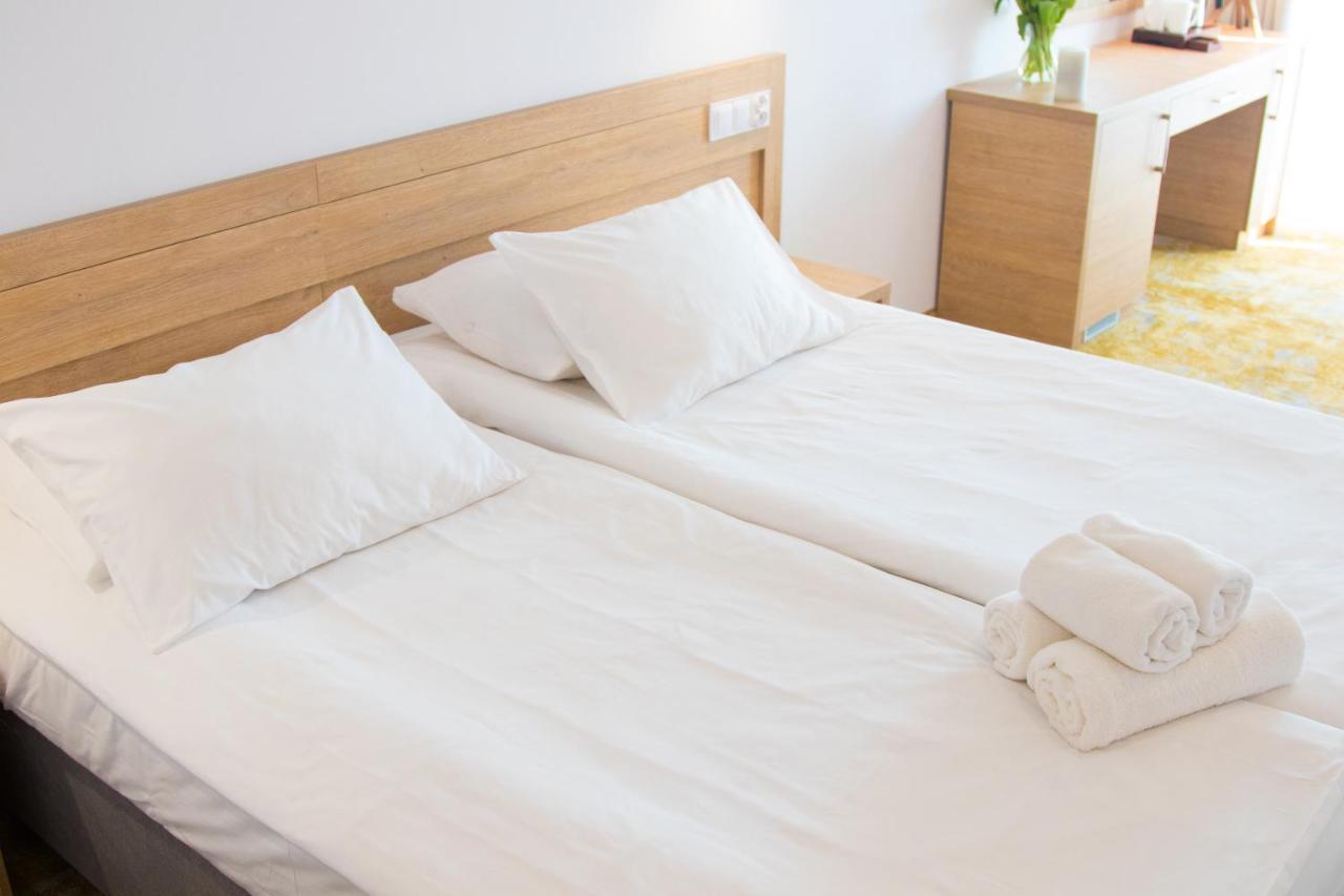 Amber Port Hotel Darlowko Ngoại thất bức ảnh